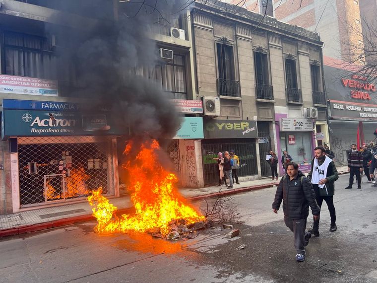 Grupos de izquierda se manifiestan contra Milei. (Foto: Daniel Cáceres/Cadena 3)