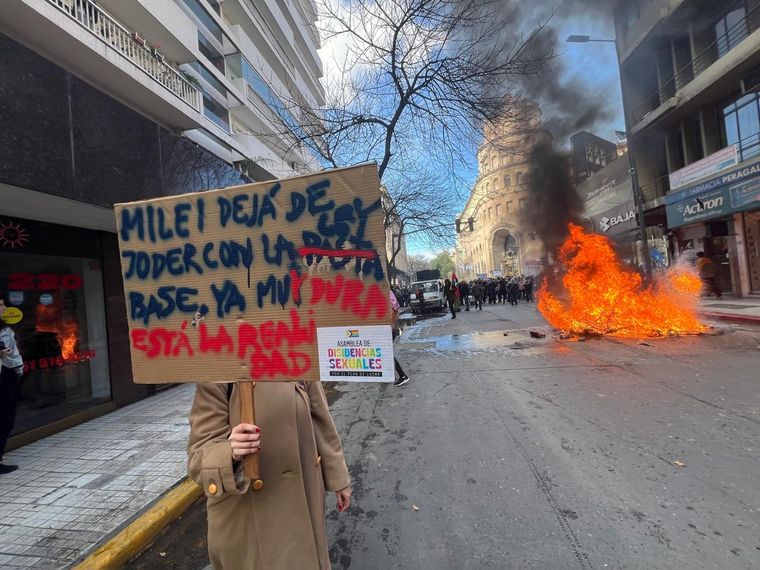 Grupos de izquierda se manifiestan contra Milei. (Foto: Daniel Cáceres/Cadena 3)