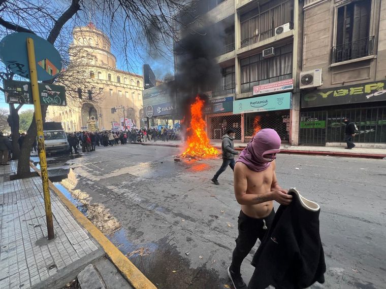Grupos de izquierda se manifiestan contra Milei. (Foto: Daniel Cáceres/Cadena 3)