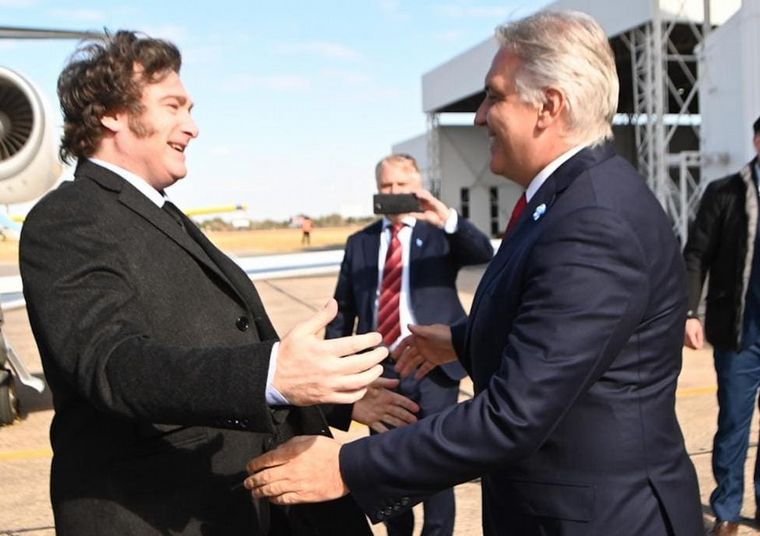Milei fue recibido por Llaryora en el Aeropuerto de Córdoba.