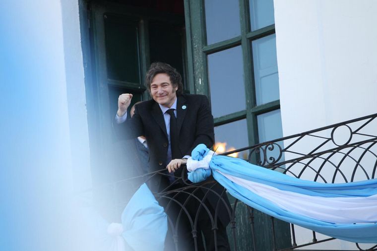 Milei sorprendió al saludar desde un balcón del Cabildo.