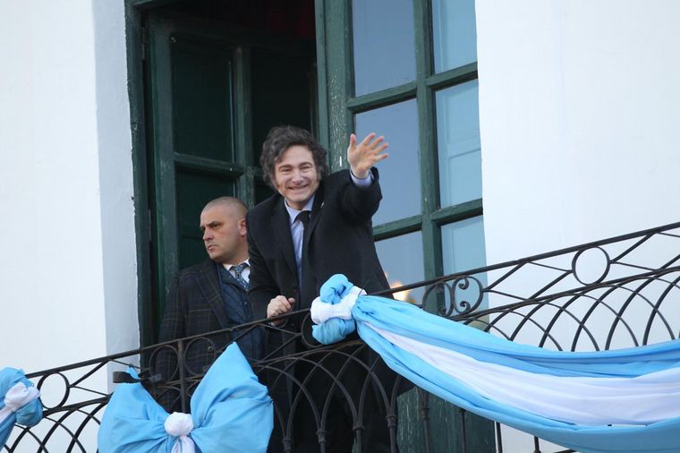 Milei sorprendió al saludar desde un balcón del Cabildo.