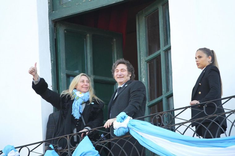 Milei sorprendió al saludar desde un balcón del Cabildo.