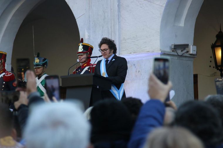Milei encabezó el acto por el 25 de Mayo en el Cabildo de Córdoba.