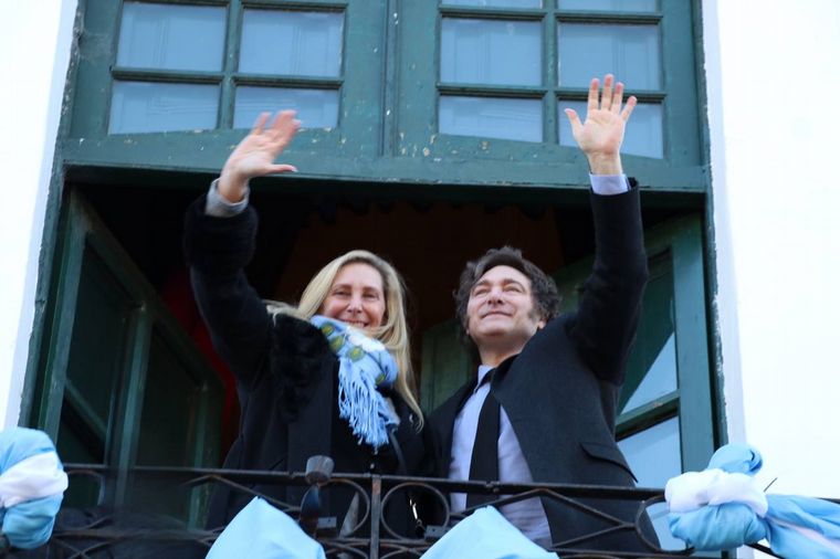 Milei y su hermana Karina en el Cabildo de Córdoba. 