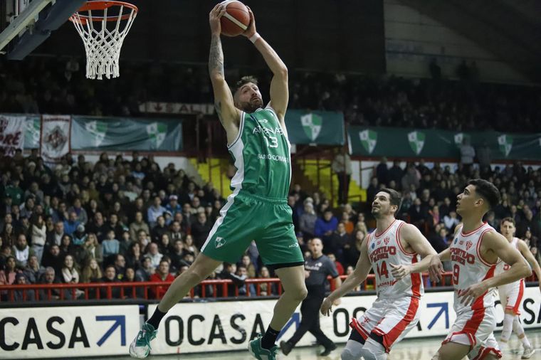 Lucas Arn baja uno de sus diez rebotes ante Suardi en el primer juego. (Foto: Atenas)