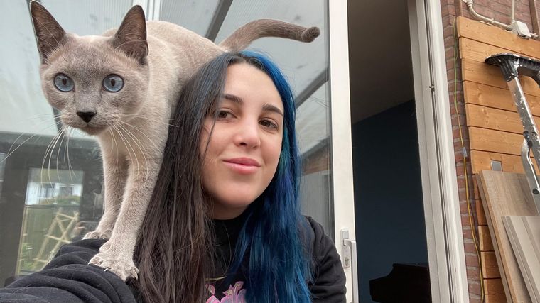 Es amante de los animales que triunfa en Europa como cuidadora de mascotas