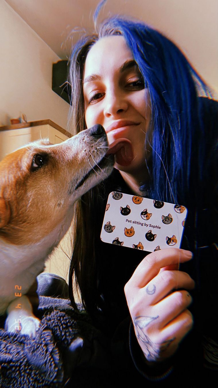 Es amante de los animales que triunfa en Europa como cuidadora de mascotas