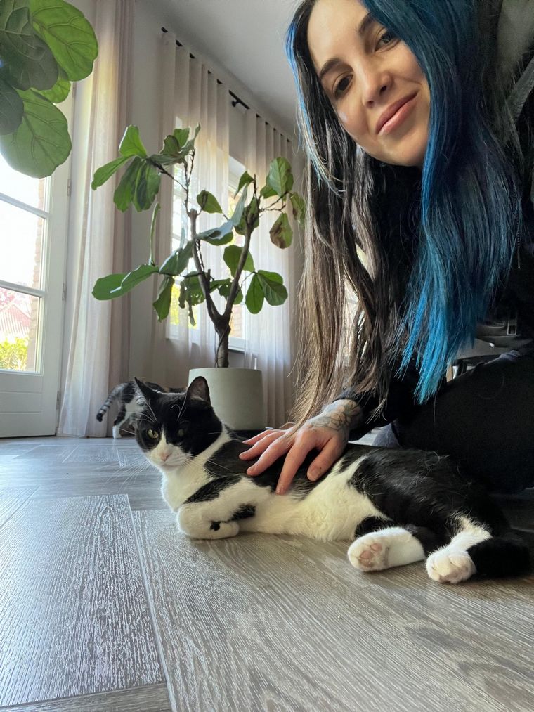 Es amante de los animales que triunfa en Europa como cuidadora de mascotas