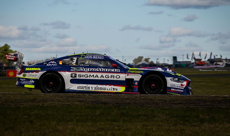 Todino y el Mustang, tambien la serie mas rápida del domingo