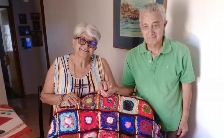 Tejieron una gran frazada y la donaron a una ONG para ayudar a quienes lo necesitan.