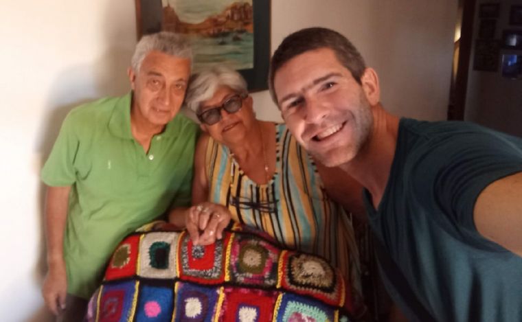 Tejieron una gran frazada y la donaron a una ONG para ayudar a quienes lo necesitan.