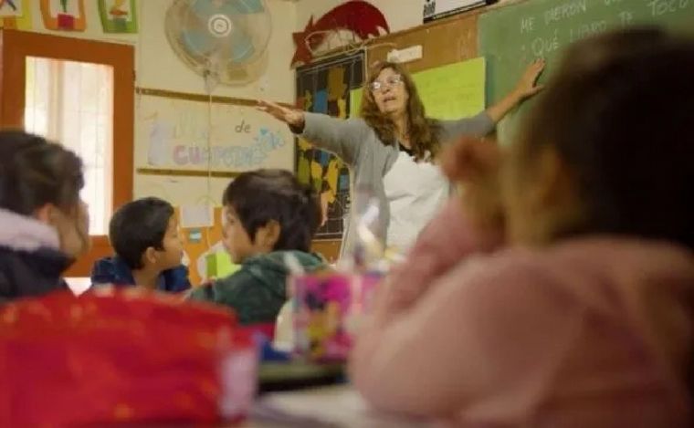 Fabiana cruza en lancha desde Rosario a una isla para dar clase a sus alumnos. (UNO)