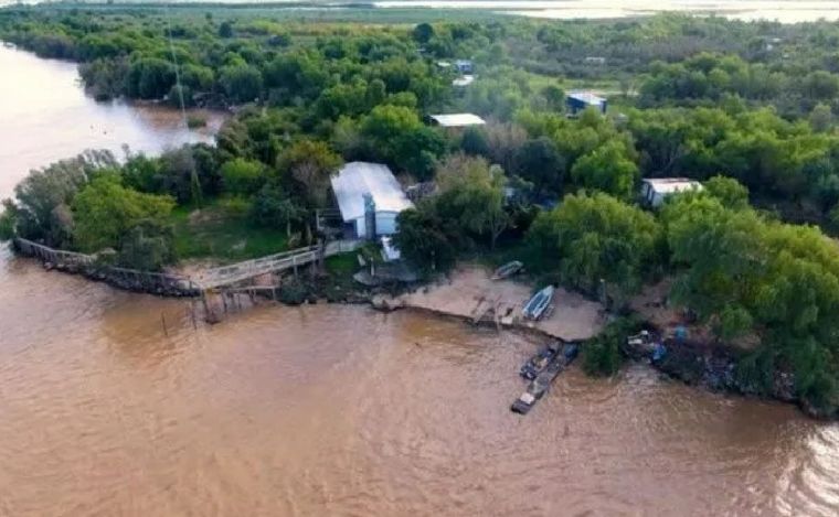 Fabiana cruza en lancha desde Rosario a una isla para dar clase a sus alumnos. (UNO)