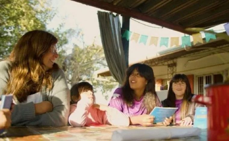 Fabiana cruza en lancha desde Rosario a una isla para dar clase a sus alumnos. (UNO)