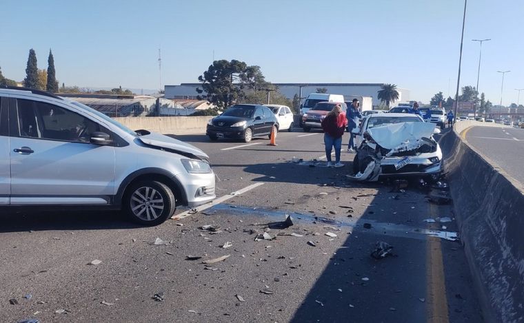 Fuerte choque en Av. La Voz del Interior. (Foto: Fernando Barrionuevo/Cadena 3)