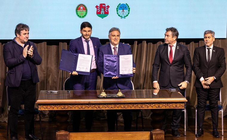 Pullaro, junto a Llaryora: 