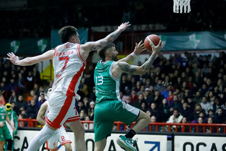 Atenas no pudo con Suardi y la serie quedó igualada 1-1. (Foto: Prensa Atenas).