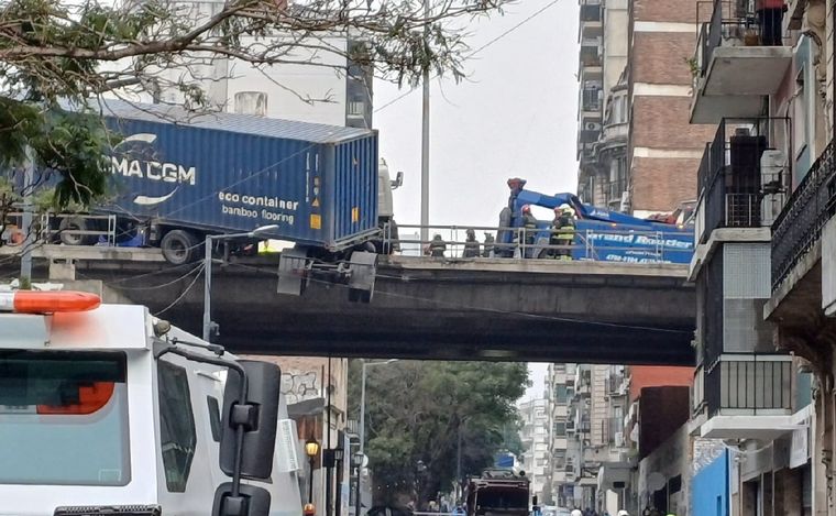 Un camión chocó y quedó colgado en la Au. 25 de Mayo. (Orlando Morales/Cadena 3)