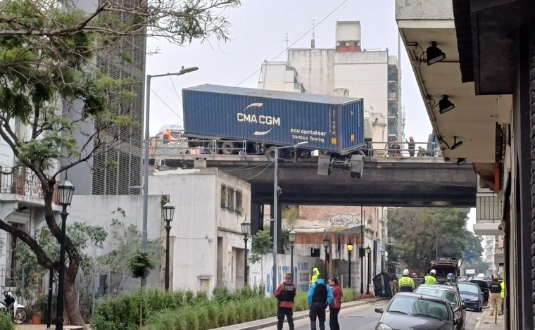 Un camión chocó y quedó colgado en la Au. 25 de Mayo. (Orlando Morales/Cadena 3)