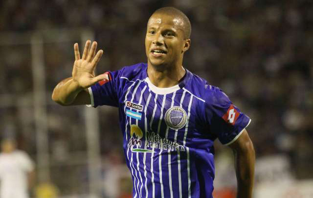 El uruguayo Carlos Sánchez festeja el primer gol del ''Tomba''.