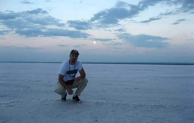 Juan Pablo Viola en un mar de sal.