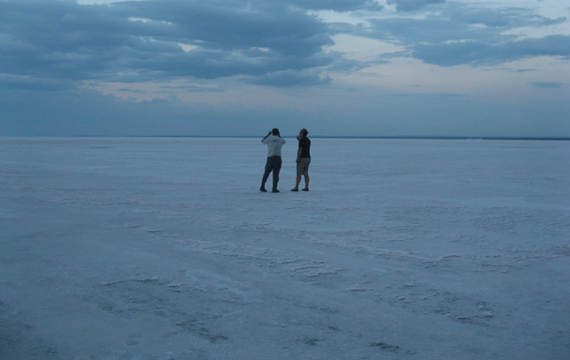 Juan Pablo Viola en un mar de sal.