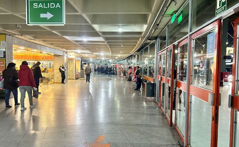 La Terminal de Ómnibus de Córdoba, sin asientos. (Foto: Lucía González/Cadena 3)