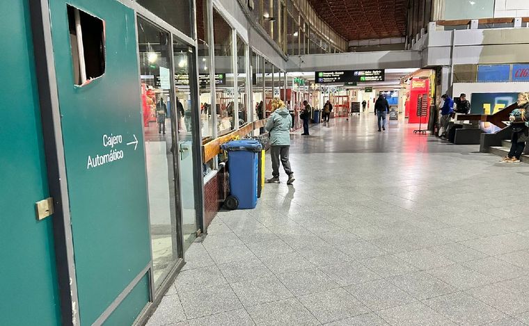 La Terminal de Ómnibus de Córdoba, sin asientos. (Foto: Lucía González/Cadena 3)