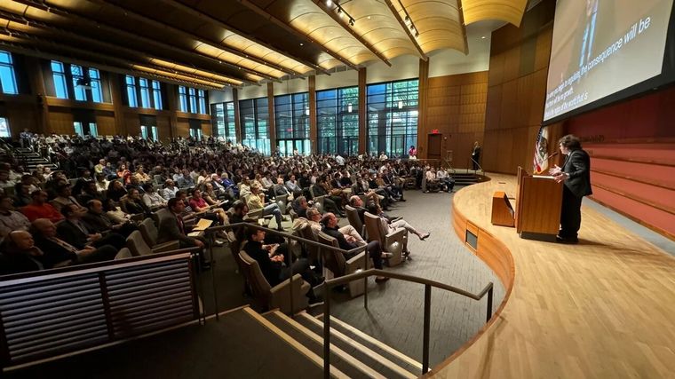 Milei disertando en la Universidad de Stanford