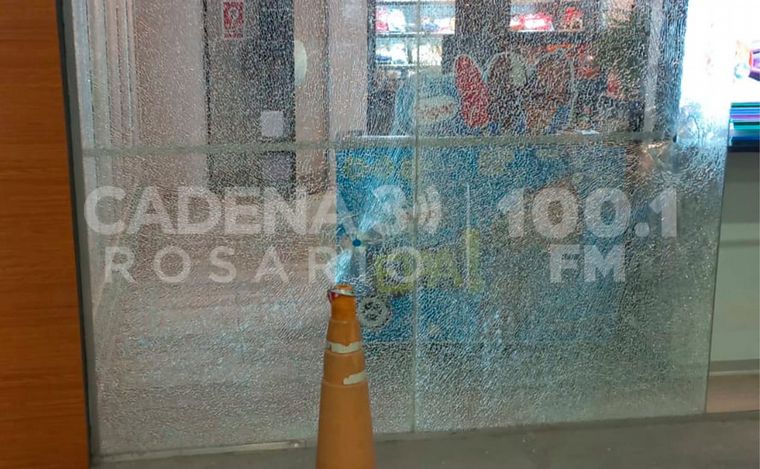 Atacan a balazos otra estación de servicio en Rosario y dejaron nota a Di María.