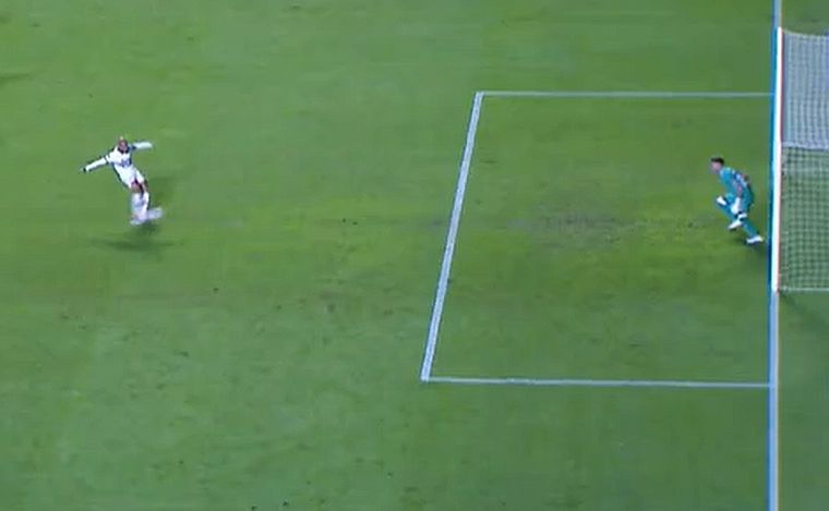 Guido Herrera increpa al árbitro al término del primer tiempo ante San Pablo. 