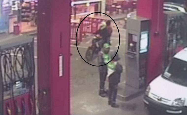 El momento en el que los delincuentes balean la estación de servicio.