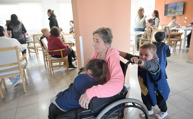 Mi amigo mayor, el proyecto que une a niños y adultos de una residencia en Santa Fe.