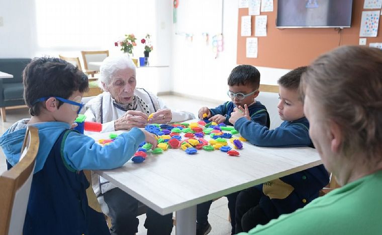 Mi amigo mayor, el proyecto que une a niños y adultos de una residencia en Santa Fe.