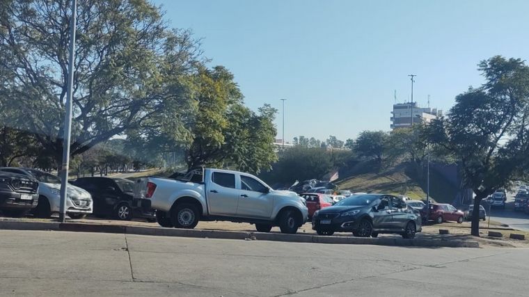 Estacionamiento improvisado en una de las rotondas del Parque Sarmiento