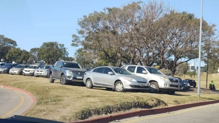 Estacionamiento improvisado en una de las rotondas del Parque Sarmiento
