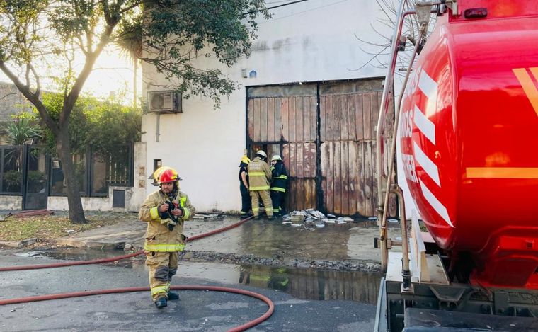 Un incendio devastó un depósito en el sudoeste de Rosario.