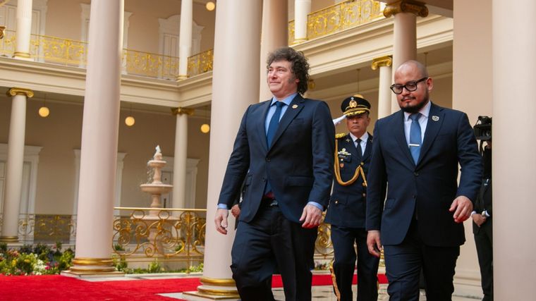 Milei en la asunción de Bukele