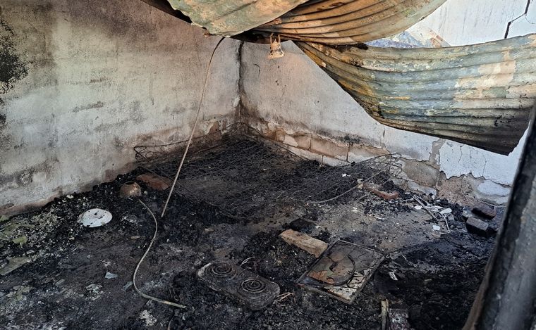 Así quedó el cuarto después del incendio. (Foto: Federico Borello/Cadena 3)