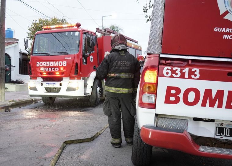 Un hombre fue rescatado de un incendio que arrasó su vivienda