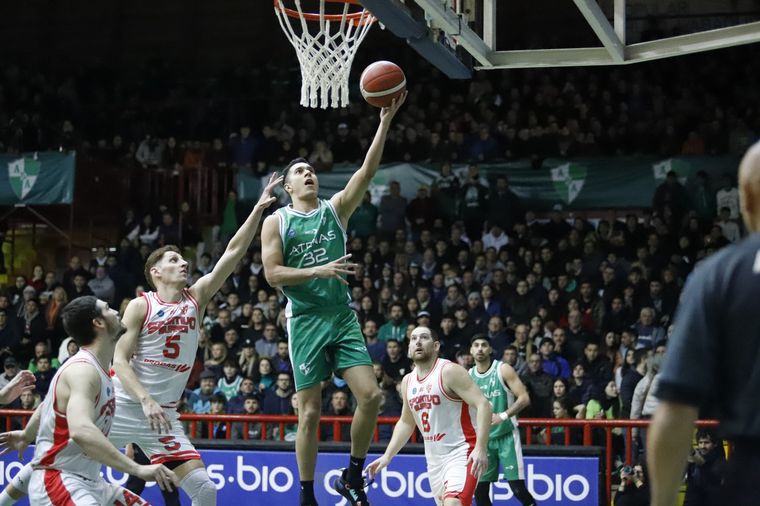 Carlos Buemo encara la defensa de Suardi. (Foto: Germán Ruiz/Atenas)