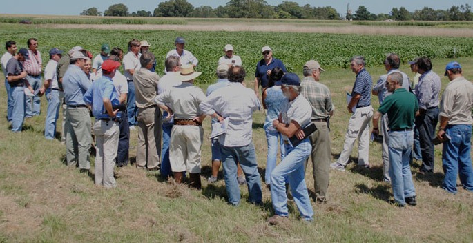 El intendente de Balcarce recorrió la Experimental junto a profesionales de la agronomía.