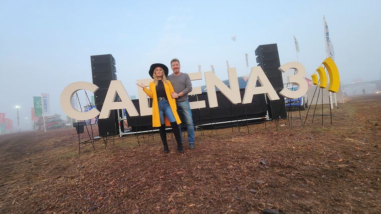 Guille y Agus transmiten junto al equipo de Siempre Juntos desde Agroactiva.