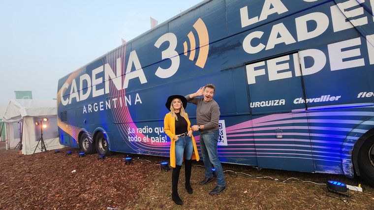 Guille y Agus transmiten junto al equipo de Siempre Juntos desde Agroactiva.