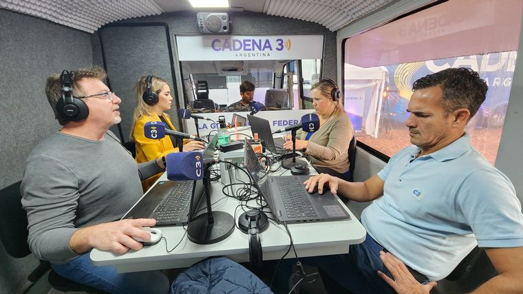 Guille y Agus transmiten junto al equipo de Siempre Juntos desde Agroactiva.