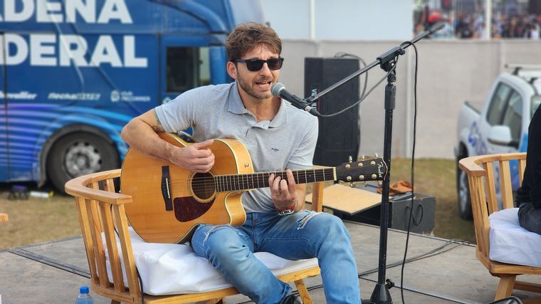 Ahyre le puso música al escenario de Cadena 3 en Agroactiva.