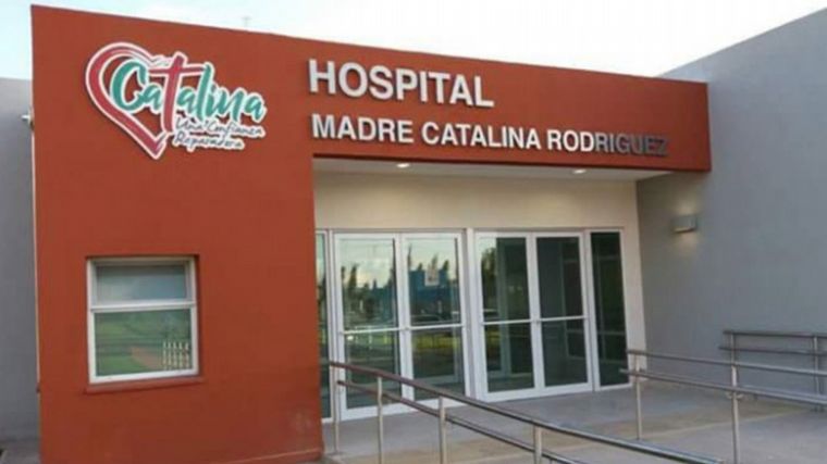 Un conductor sufrió quemaduras luego de que su auto se prendiera fuego