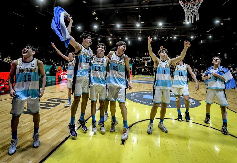 Los pibes de Argentina festejan el boleto al Mundial. (Foto: FIBA)