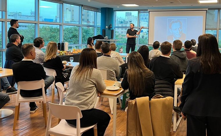 Daniel Stilerman en las oficinas cordobesas de la multinacional Accenture.